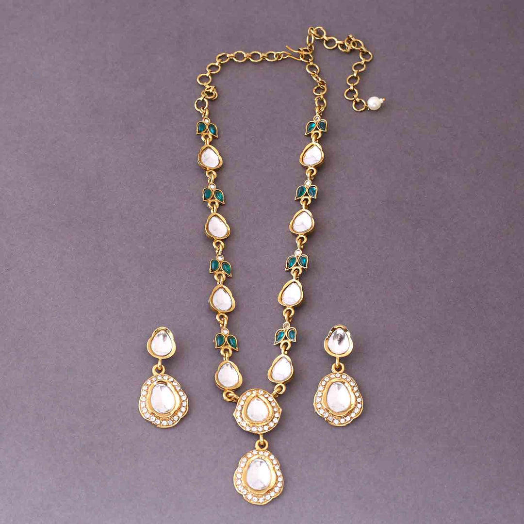 Emerald Ambikaa Kundan Jewellery Set
