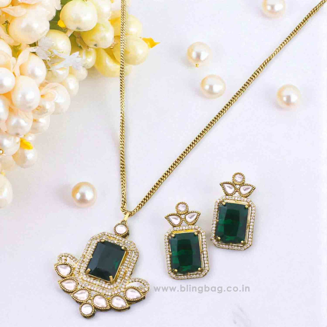Emerald Belliora Pendant Set