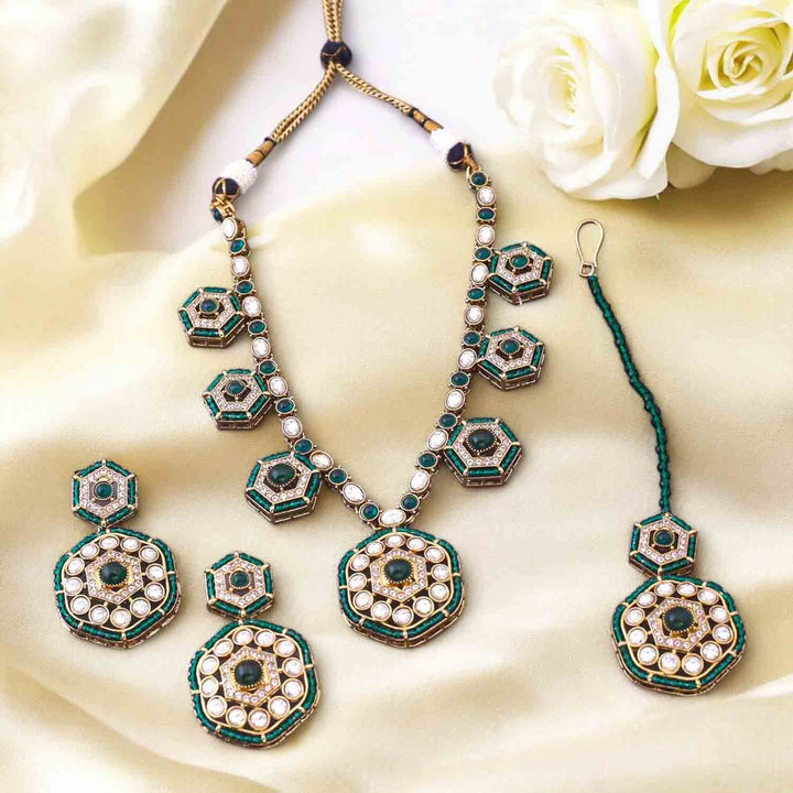 Emerald Caroliya Kundan Jewellery Set
