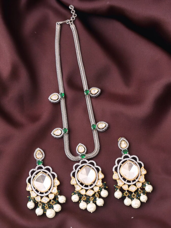 Emerald Vrusti Jewellery Set
