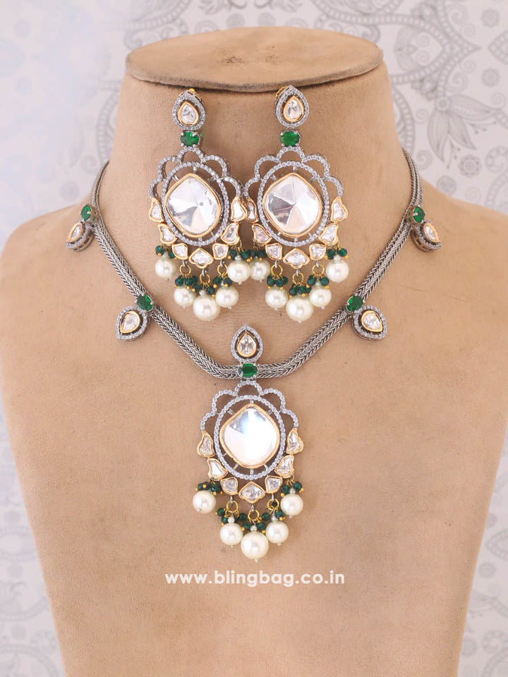 Emerald Vrusti Jewellery Set