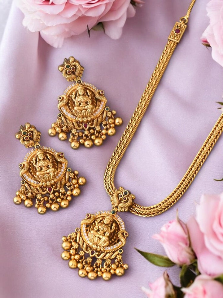 Golden Aanya Pendant Set
