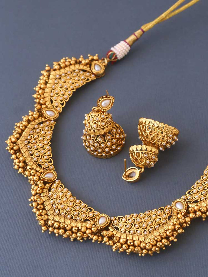 Golden Avyan Jewellery Set