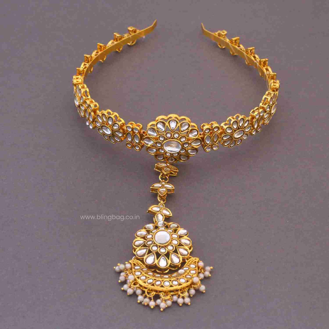 Golden Aanyai Hairband With Tikka