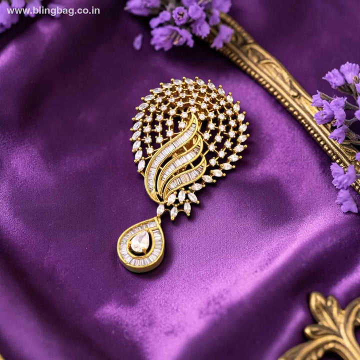 Golden Meia Brooch