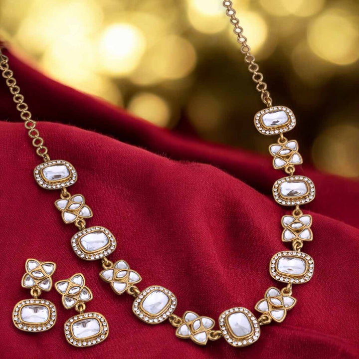 Golden Nikhia Kundan Jewellery Set