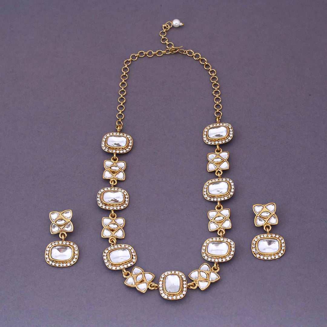 Golden Nikhia Kundan Jewellery Set