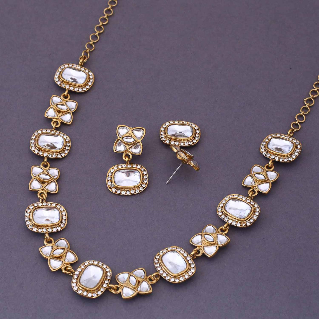 Golden Nikhia Kundan Jewellery Set