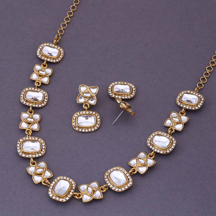 Golden Nikhia Kundan Jewellery Set