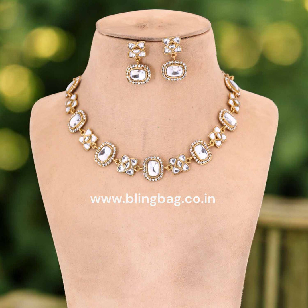 Golden Nikhia Kundan Jewellery Set