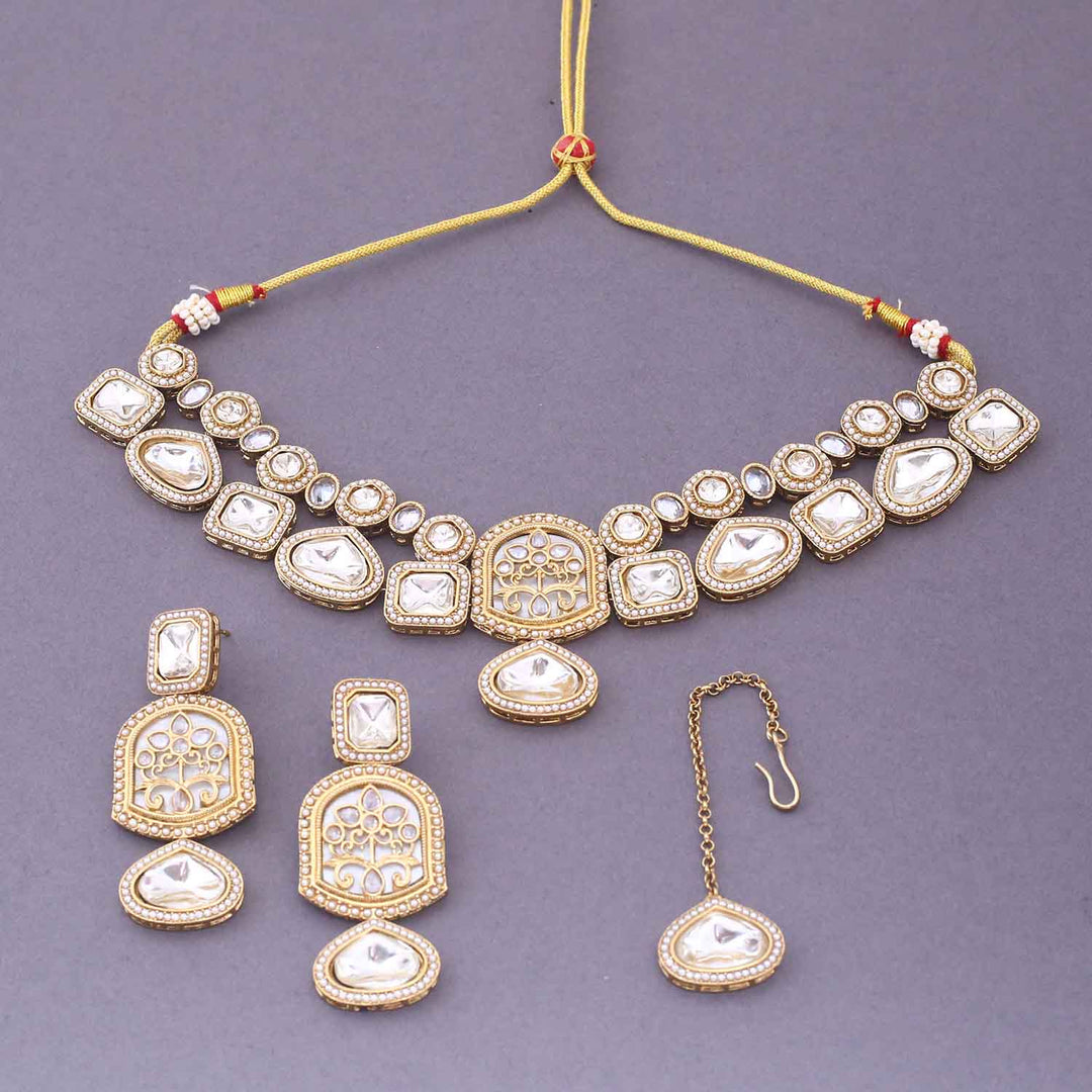Golden Pritrushi Kundan Jewellery Set