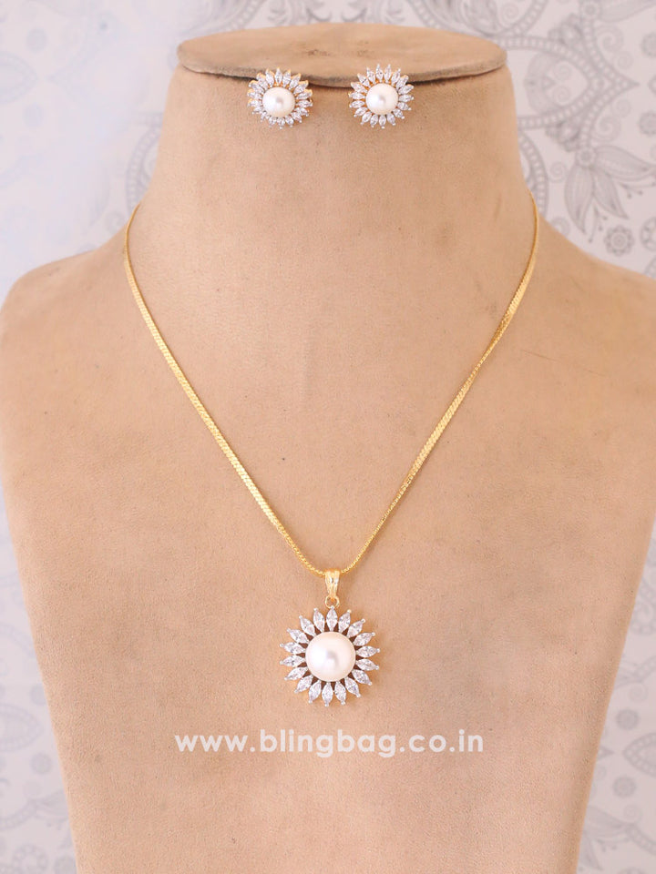 Golden Reese Pendant Set