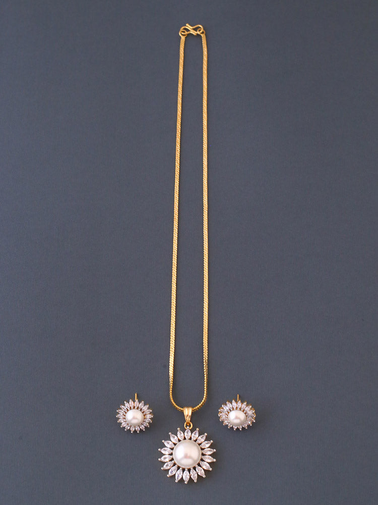 Golden Reese Pendant Set