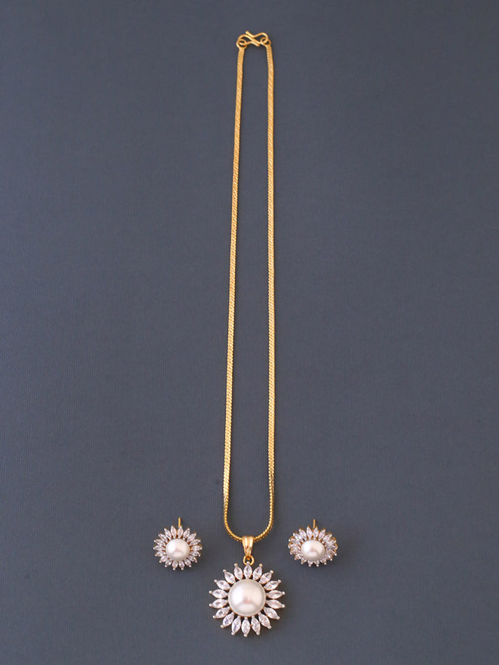 Golden Reese Pendant Set