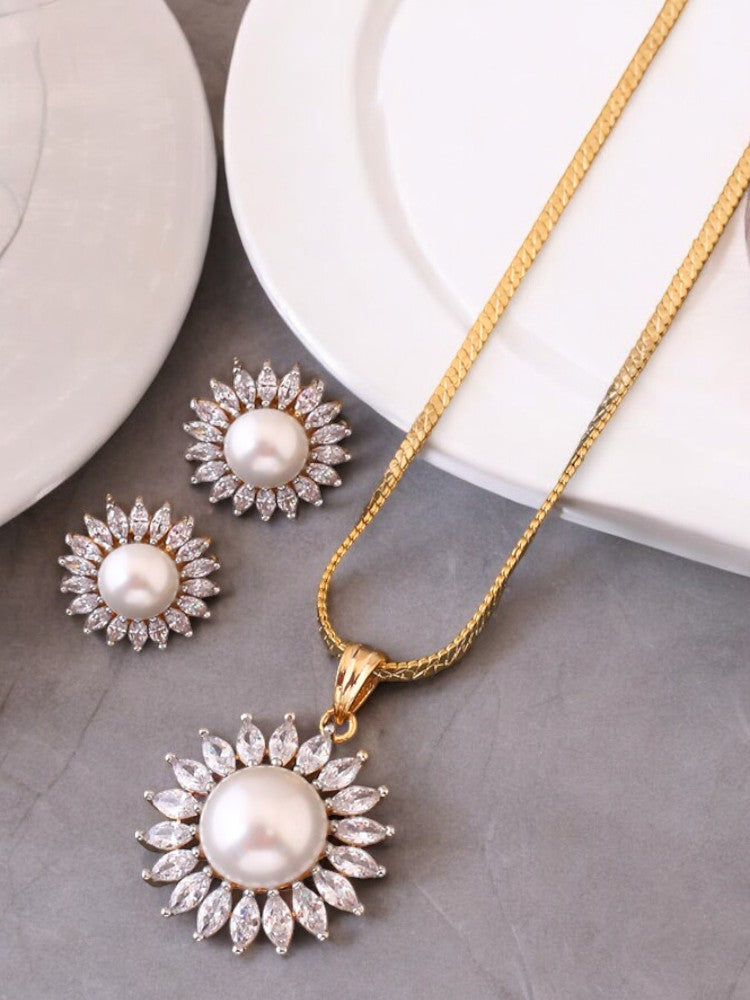 Golden Reese Pendant Set