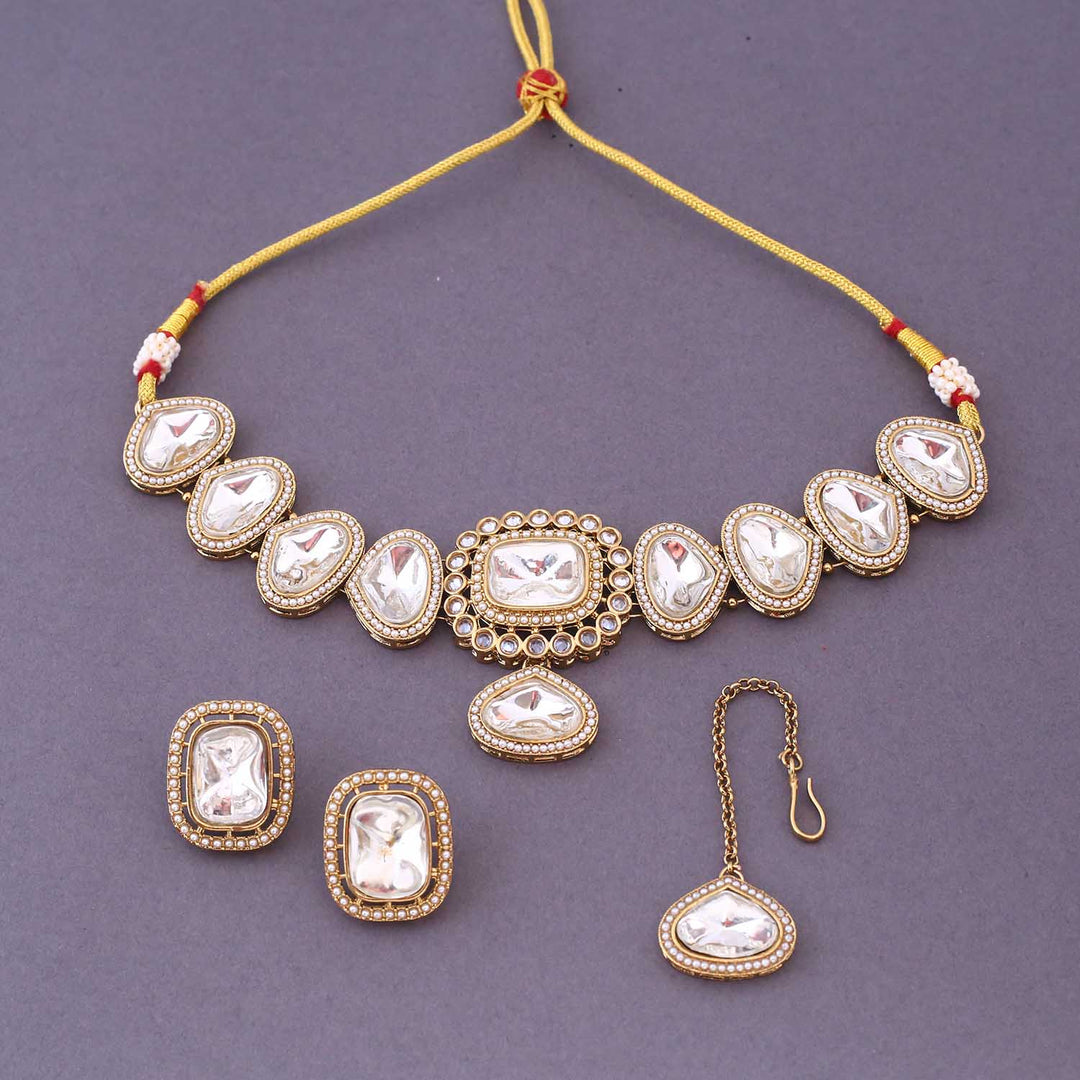 Golden Reeza Kundan Jewellery Set