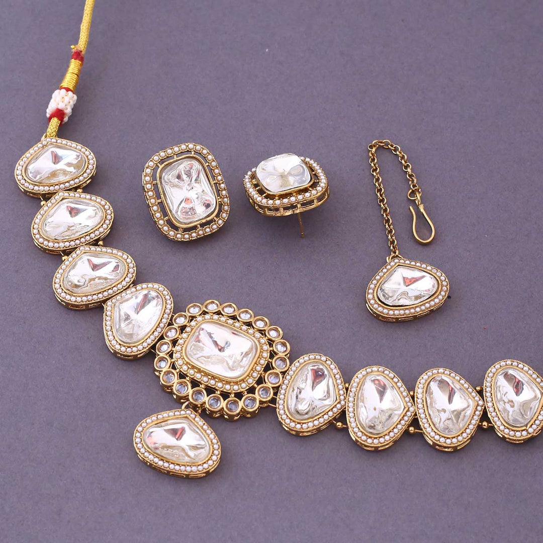 Golden Reeza Kundan Jewellery Set