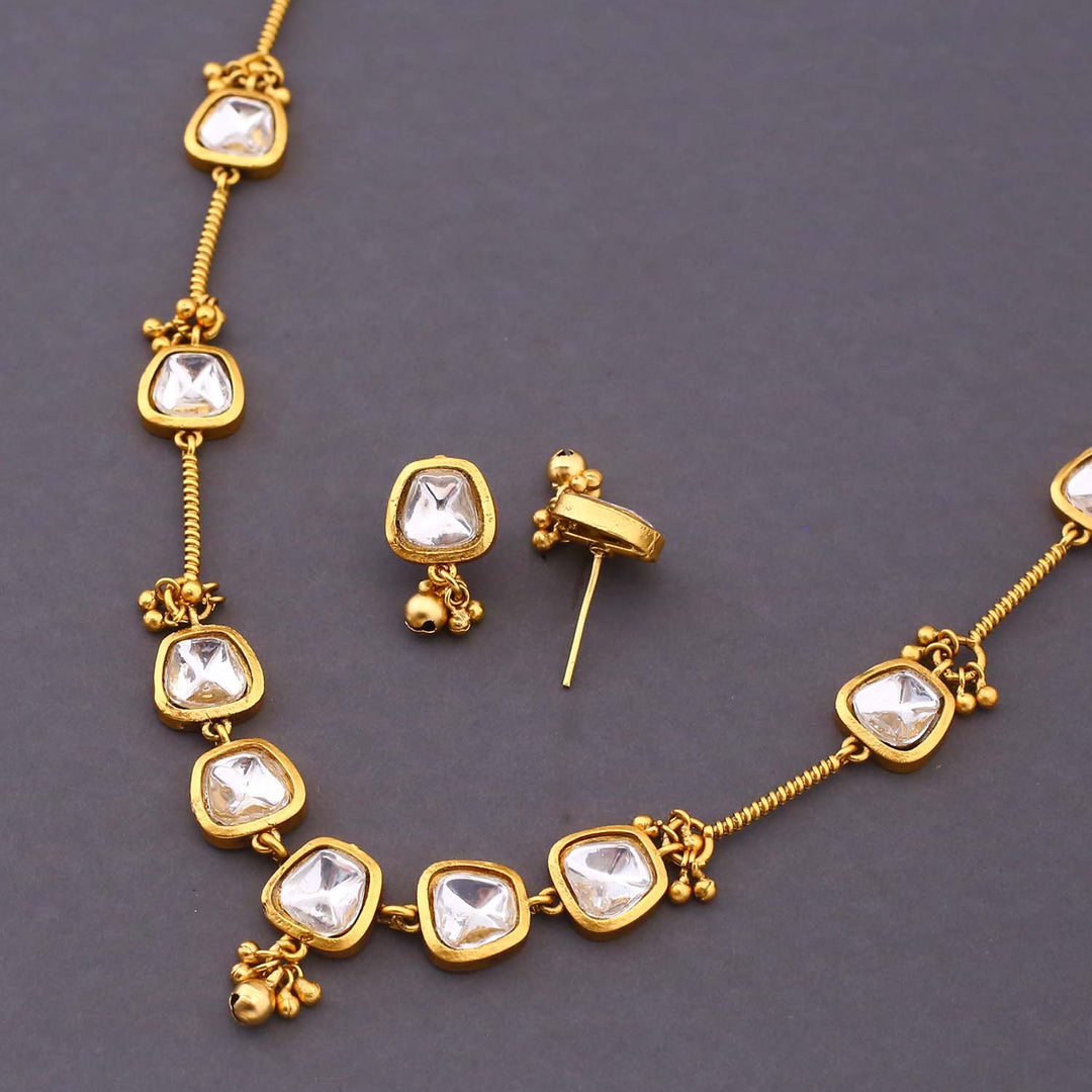 Golden Surika Kundan Jewellery Set