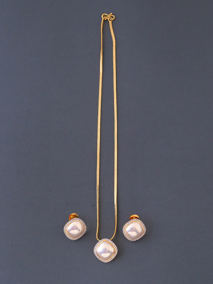 Golden Vivent Pendant Set