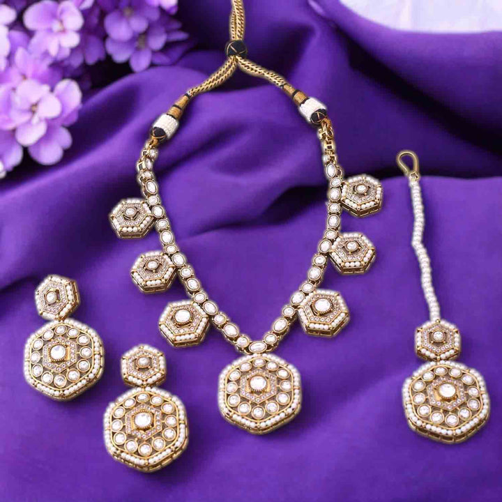 Ivory Caroliya Kundan Jewellery Set