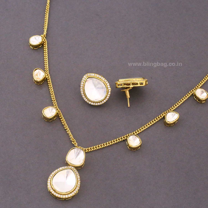 Golden Corisse Pendant Set
