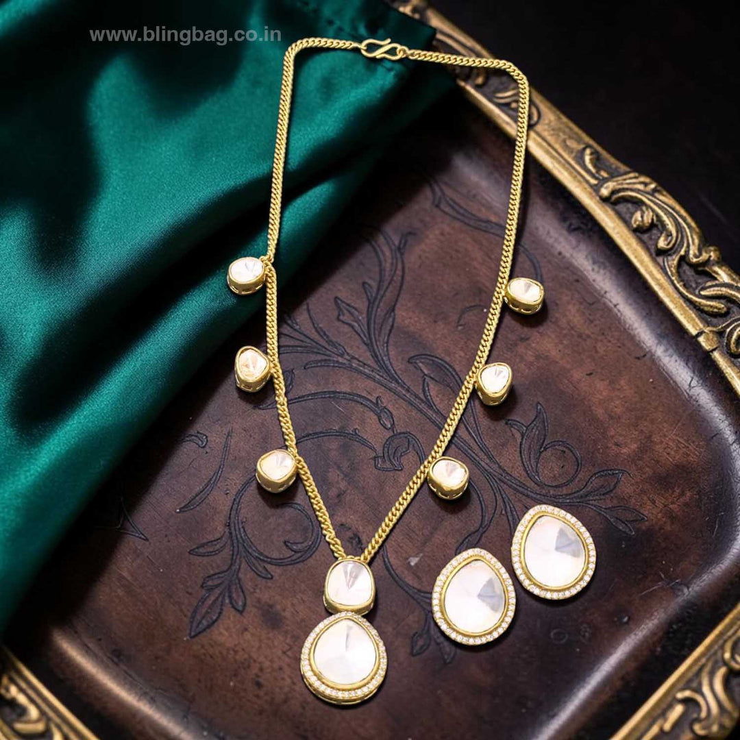 Golden Corisse Pendant Set
