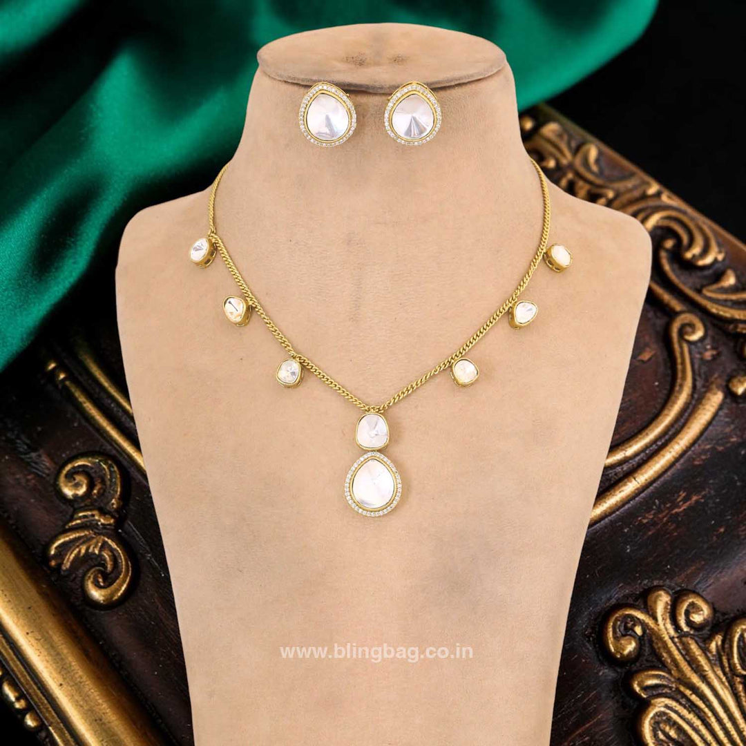 Golden Corisse Pendant Set