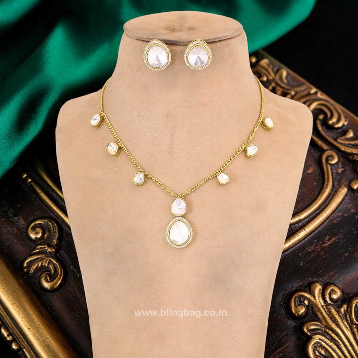 Golden Corisse Pendant Set