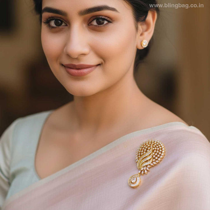 Golden Meia Brooch