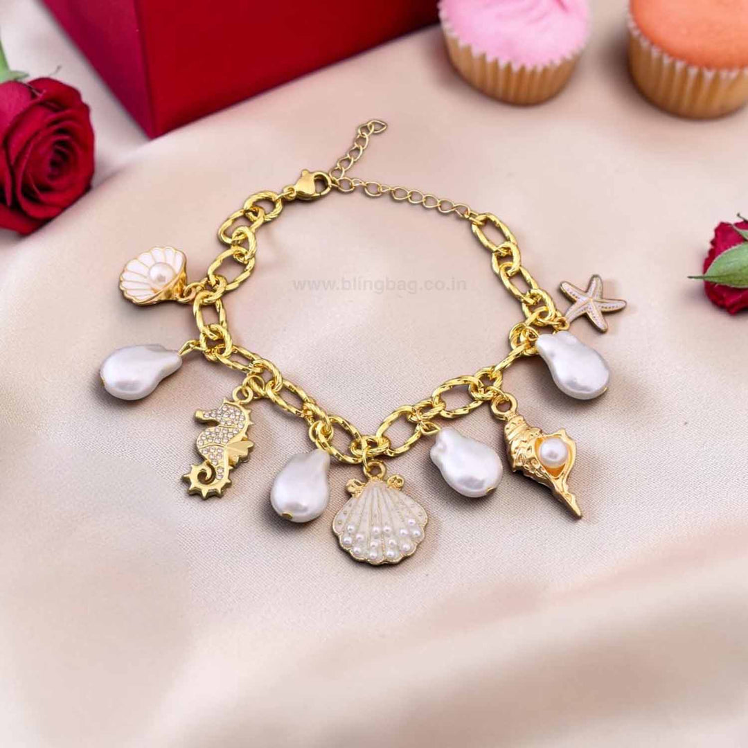 Golden Noraa Adjustable Bracelet