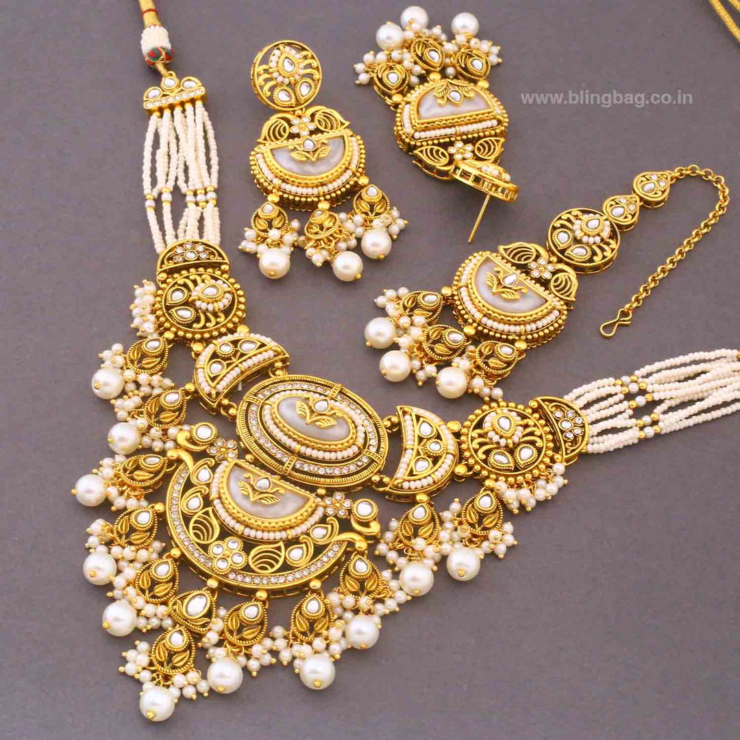 Ivory Bhavyaa Kundan Jewellery Set