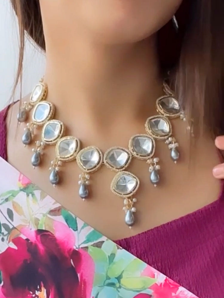 Golden Ushika Jewellery Set