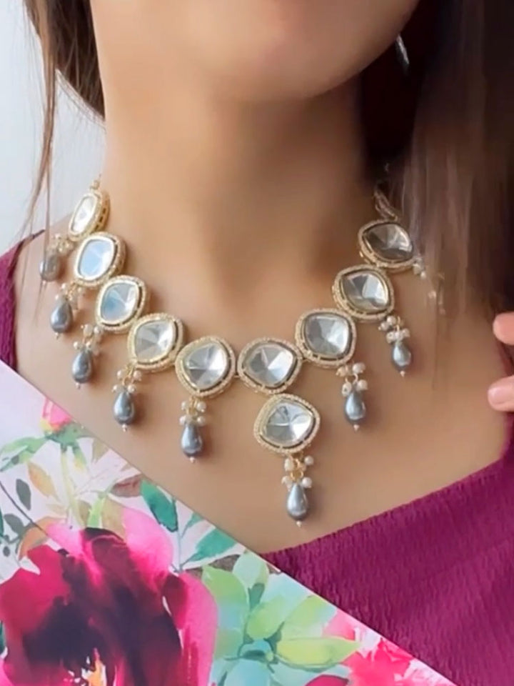 Golden Ushika Jewellery Set