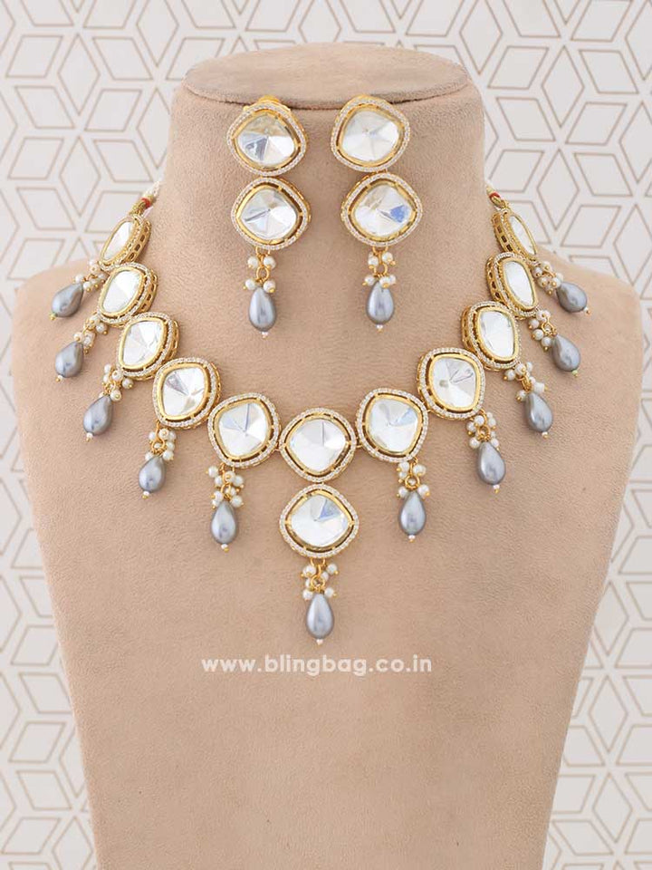 Golden Ushika Jewellery Set